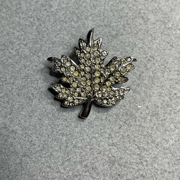 Bond Boyd Maple Leaf Vintage Rhinestones In A Silver Tone - Picture 1 of 6